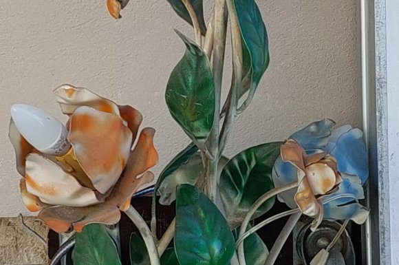 LAMPADAIRE EN ACIER AVEC DES FLEURS POUR FAIRE LES LAMPES