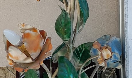 LAMPADAIRE EN ACIER AVEC DES FLEURS POUR FAIRE LES LAMPES