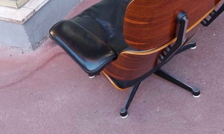 Le fauteuil Charles Eames Lounge sur ses pieds